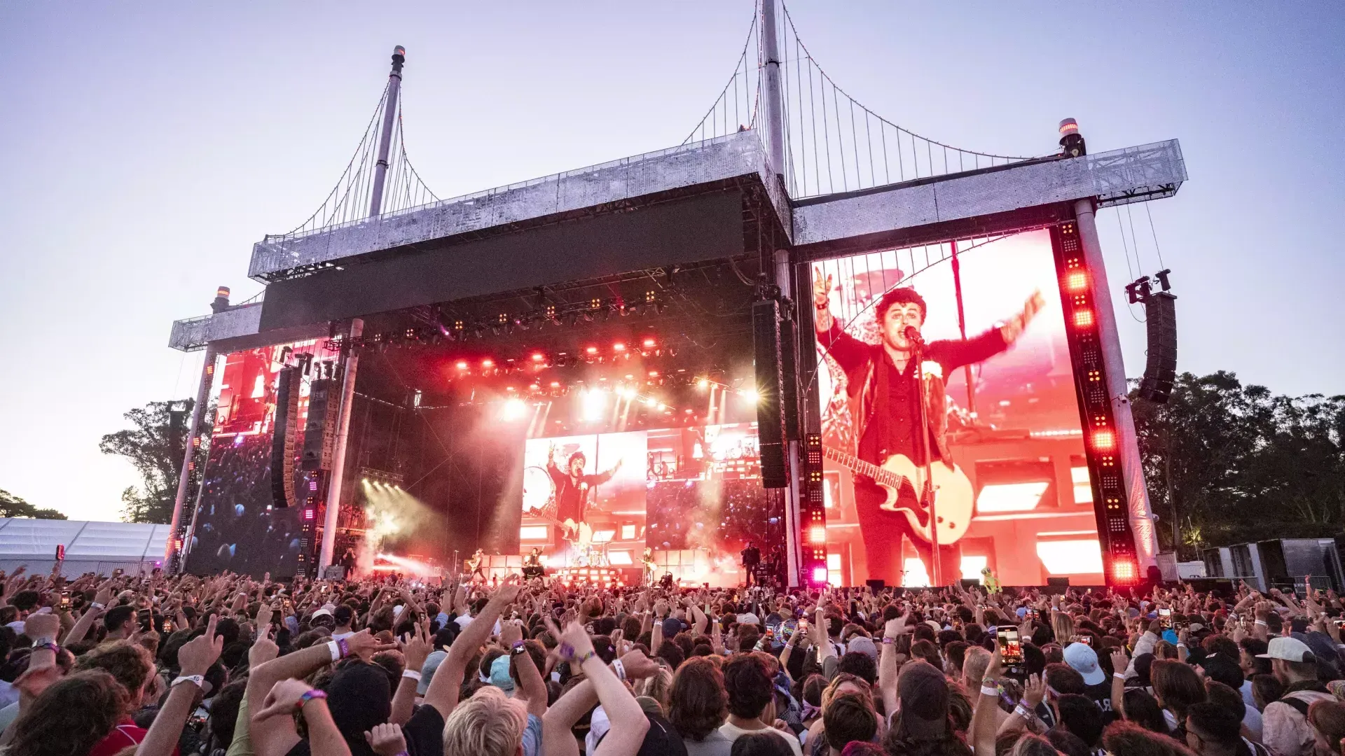 Imagen de la pantalla gigante de Green Day actuando en el Festival Outsidelands