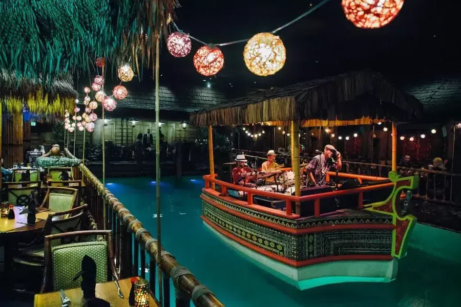 La banda de la casa toca en la laguna del mundialmente famoso Tonga Room del Fairmont Hotel de San Francisco.