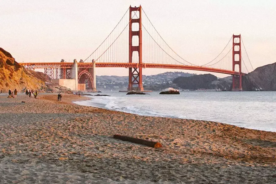 La playa Baker de San Francisco se ve en la imagen con el Golden Gate Bridge al fondo