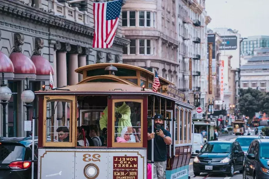 Un teleférico se acerca a la cámara en Union Square. San Francisco, California.