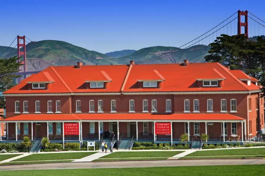 El Museo de la Familia Walt Disney, ubicado en una hilera de antiguos cuarteles de ladrillo rojo, se encuentra frente al puente Golden Gate. San Francisco, California.