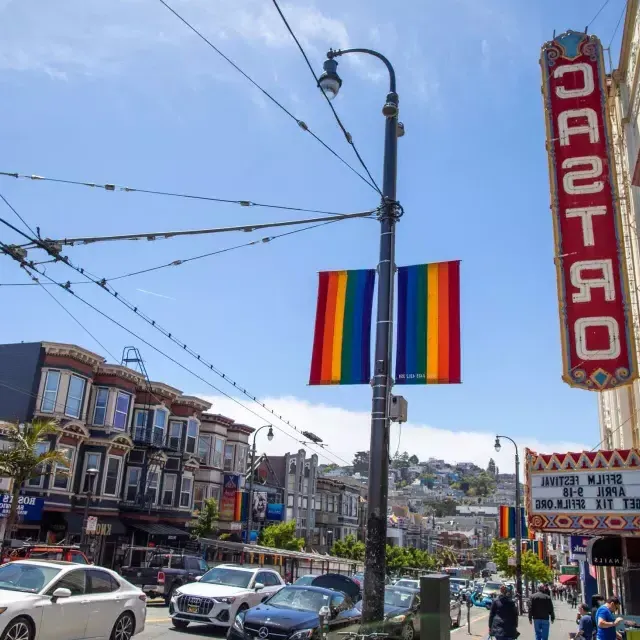 El barrio Castro de San Francisco, con el cartel del Teatro Castro y banderas del arco iris en primer plano.