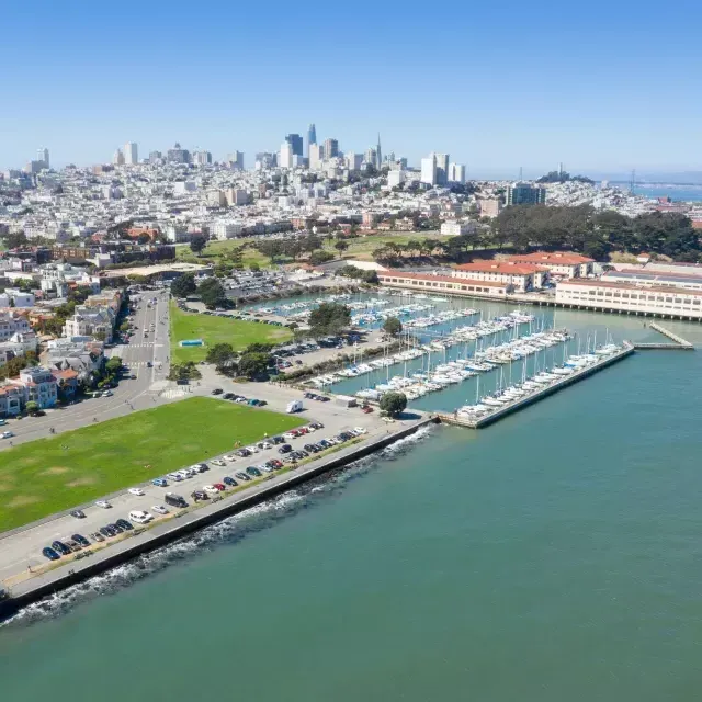 Aérea de Fort Mason con el horizonte de San Francisco en la distancia.